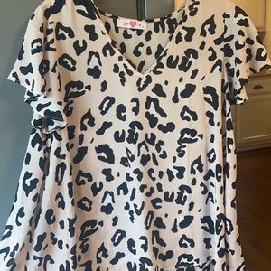 buddy love top size small, fits oversized